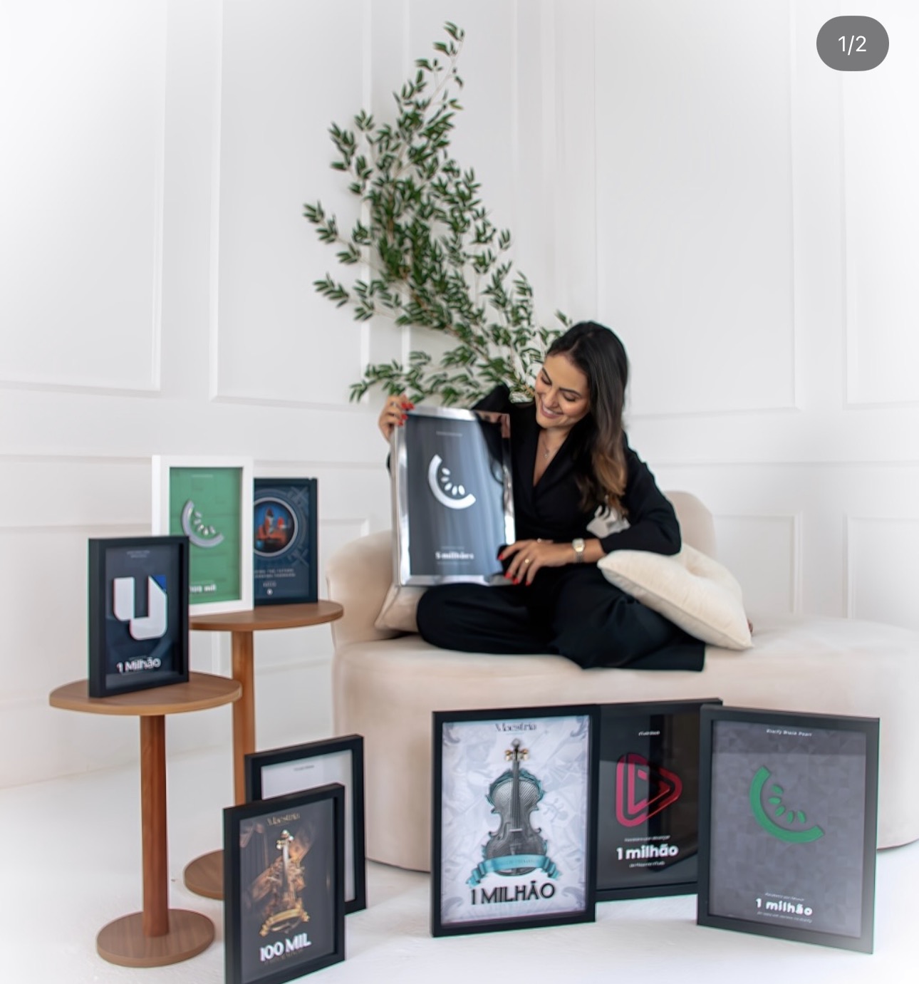 Jéssica Couto segurando suas placas de premiação por faturamento